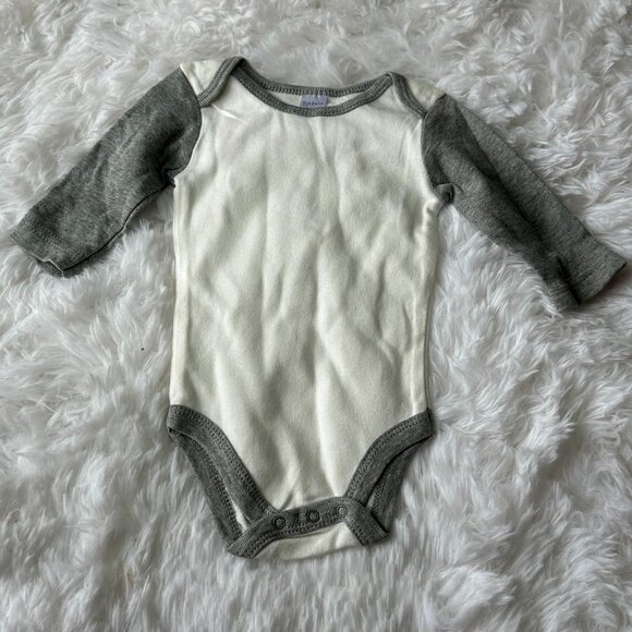 MODERN baby MOMENTS BABY BOYS SOLID WHITE AND GRAY 3-6 MONTHS NWT - Picture 1 of 3